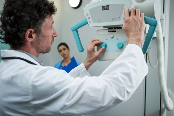 Doktor röntgen cihazı ayarlama — Stok fotoğraf