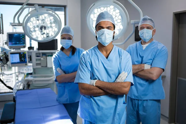 Χειρουργός στέκεται με τα χέρια σταυρωμένα — Φωτογραφία Αρχείου