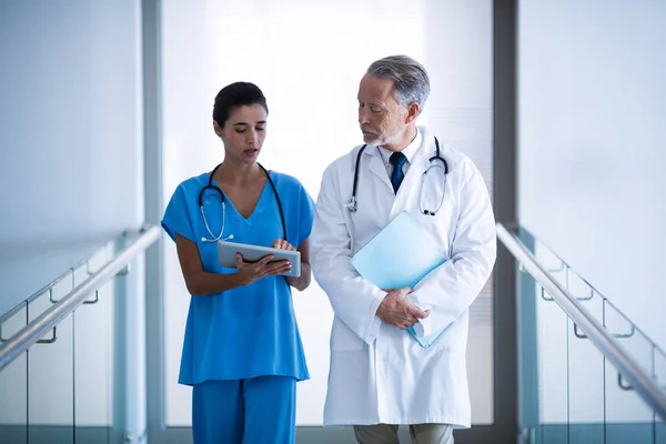 Ο γιατρός και ο συνάδελφός συζητώντας πάνω tablet — Φωτογραφία Αρχείου