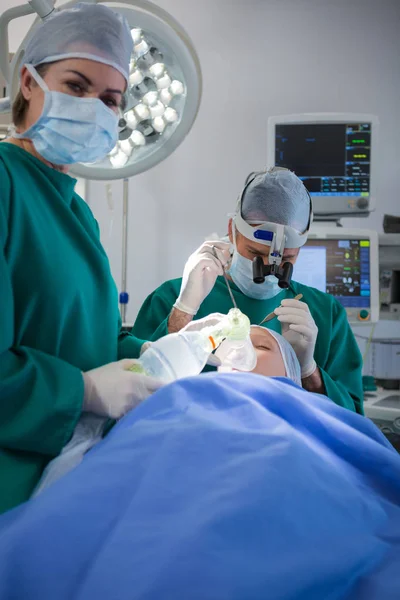 Cirurgiões Operando Paciente — Fotografia de Stock