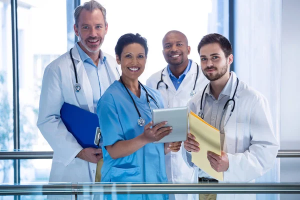Mannelijke artsen en verpleegkundige met behulp van Tablet PC — Stockfoto
