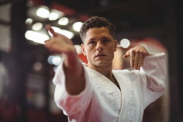 Karate-Spieler, der Karate-Haltung zeigt — Stockfoto