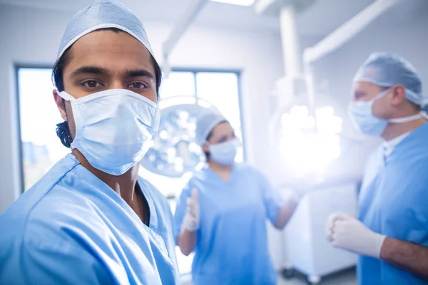 Male surgeon looking at camera — Stock Photo, Image