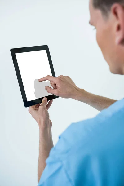 Enfermera masculina usando tableta digital — Foto de Stock