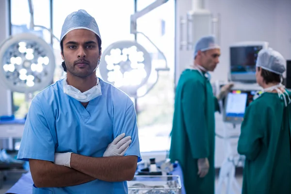 Chirurg permanent met gekruiste armen — Stockfoto
