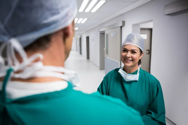 Kirurger som interagerar med varandra — Stockfoto