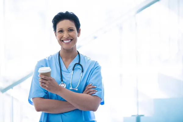 Kvinnlig sjuksköterska står med Engångsskålen — Stockfoto