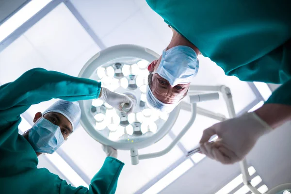 Cirurgiões operando em sala de operações — Fotografia de Stock