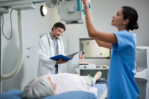 Ärzte führen Röntgentest am Patienten durch — Stockfoto