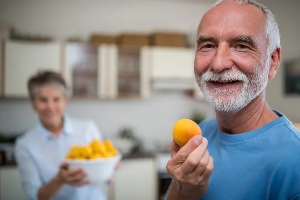 老人在厨房里盛一碗杏 — 图库照片