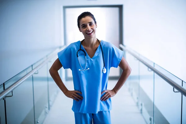 Kvinnliga kirurgen står med händerna på höft — Stockfoto