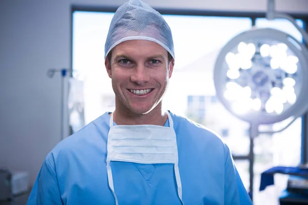 Male nurse smiling in operation theater — Stock Photo, Image