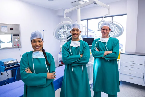 Equipo de cirujanos en quirófano — Foto de Stock