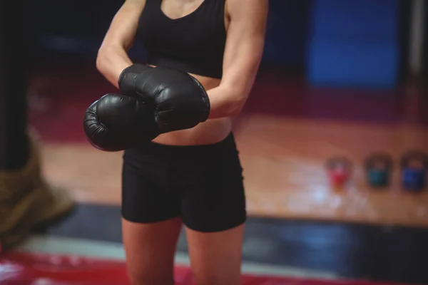 Boxeadora con guantes de boxeo — Foto de Stock