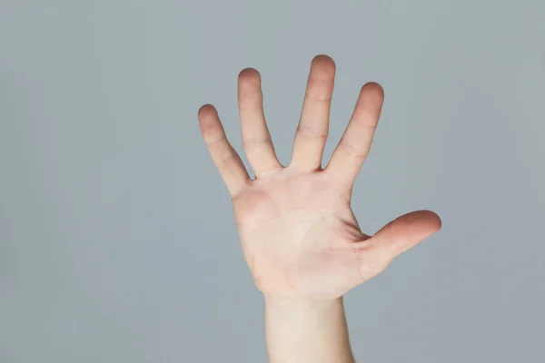 Το χέρι μιας γυναίκας αγγίζοντας ένα αόρατο οθόνη — Φωτογραφία Αρχείου