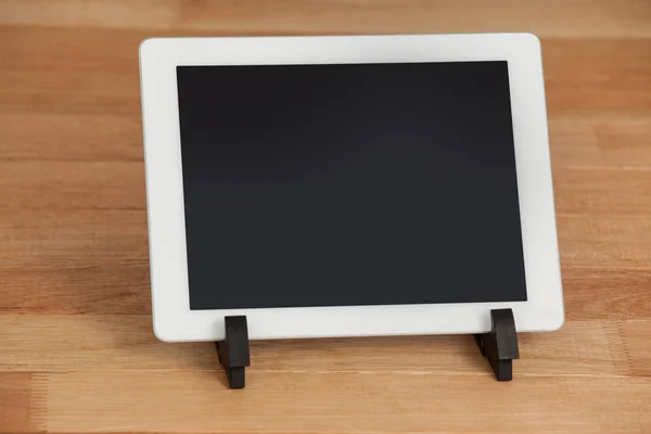 Dijital tablet ahşap tahta üzerinde — Stok fotoğraf