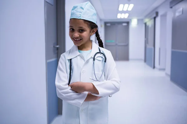 Sorridente ragazza fingendo di essere medico — Foto Stock