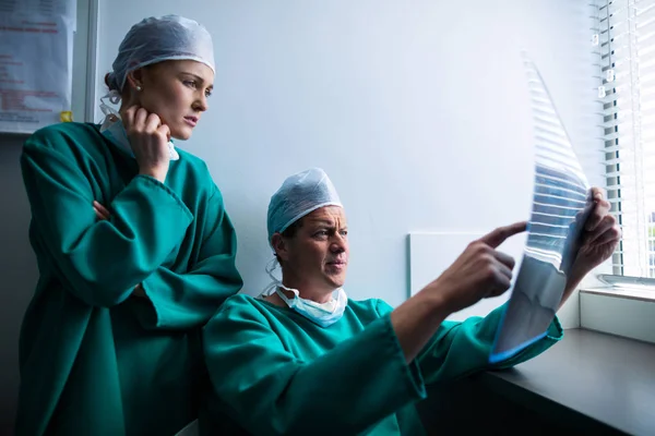 Sebészek ül az ablakban, és ellenőrzés, röntgen — Stock Fotó