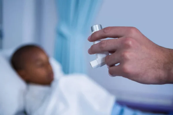 Rękę pielęgniarki gospodarstwa astmy pompy — Zdjęcie stockowe