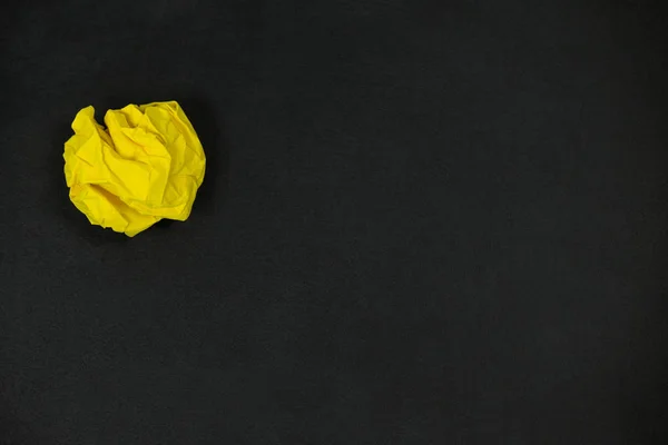 Žlutá zmačkaný papír míč — Stock fotografie