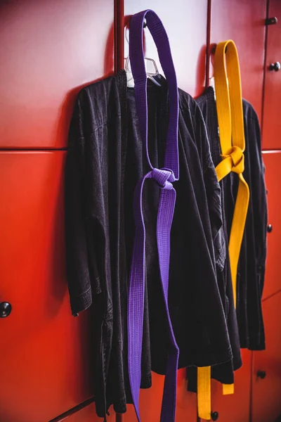 Dois uniformes de karaté pendurados no armário — Fotografia de Stock