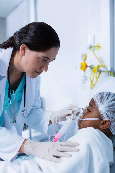 Médico colocando uma máscara de oxigênio no paciente — Fotografia de Stock