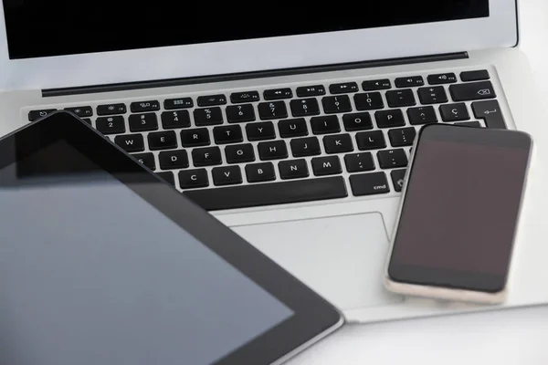 Laptop, tablet digital e telefone celular — Fotografia de Stock