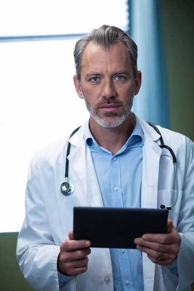 Médico usando tableta digital en la sala —  Fotos de Stock