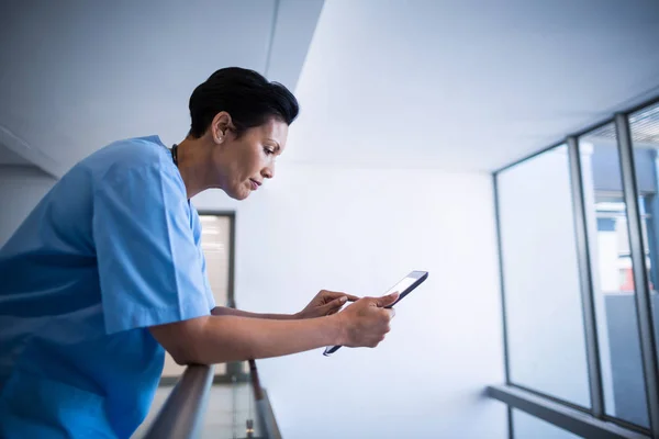 Zdravotní sestra pomocí digitálních tabletu v chodbě — Stock fotografie