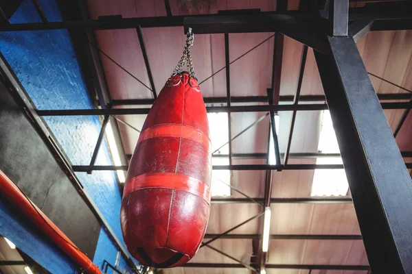 Sac de boxe suspendu au plafond — Photo