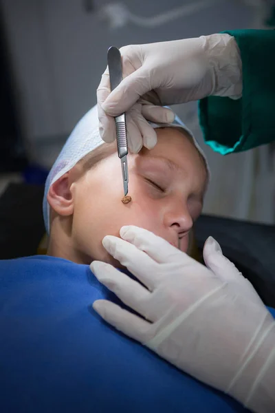 Surgeon operating patient — Stock Photo, Image