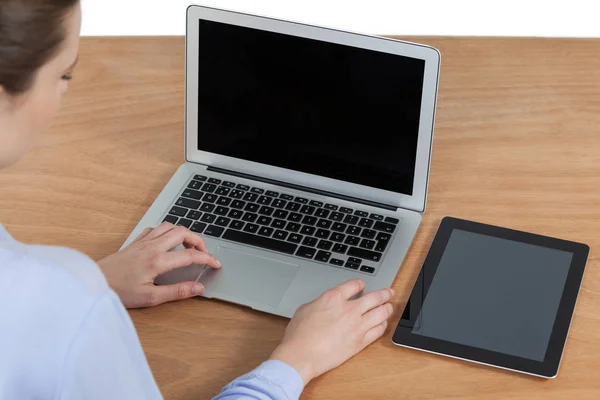 Zakenvrouw met laptop — Stockfoto