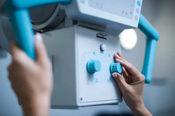 El médico instala la máquina para radiografiar al paciente — Foto de Stock