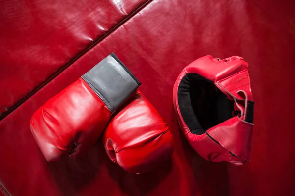 Paar rote Boxhandschuhe und Kopfbedeckung — Stockfoto