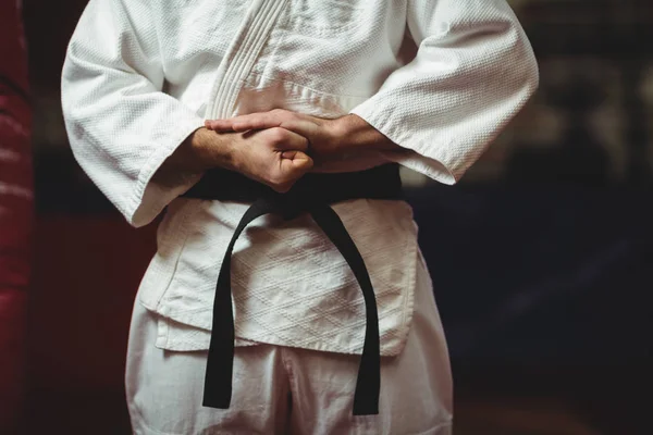 Karate jugador atando su cinturón — Foto de Stock