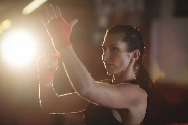 Kvinnliga boxare bär röd rem på handleden — Stockfoto