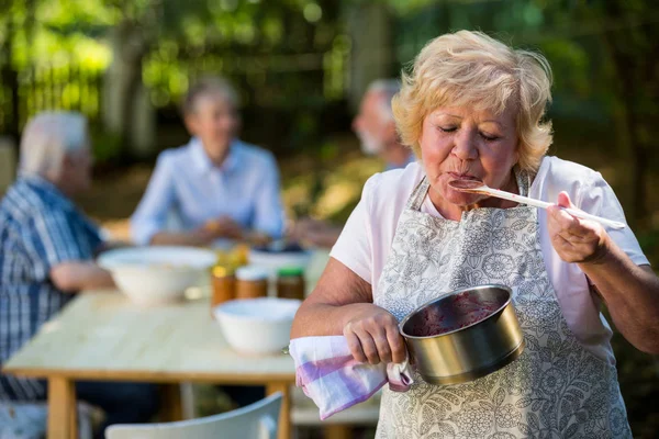 Старша жінка готує варення — стокове фото