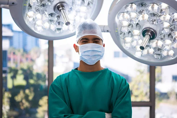 Surgeon standing with arms crossed — Stock Photo, Image