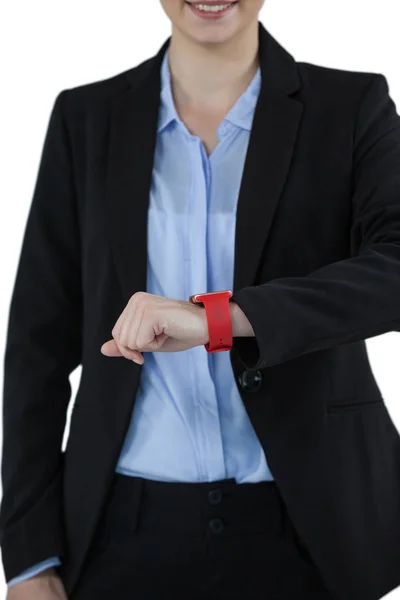 Podnikatelka nošení hodinek smartwatch — Stock fotografie