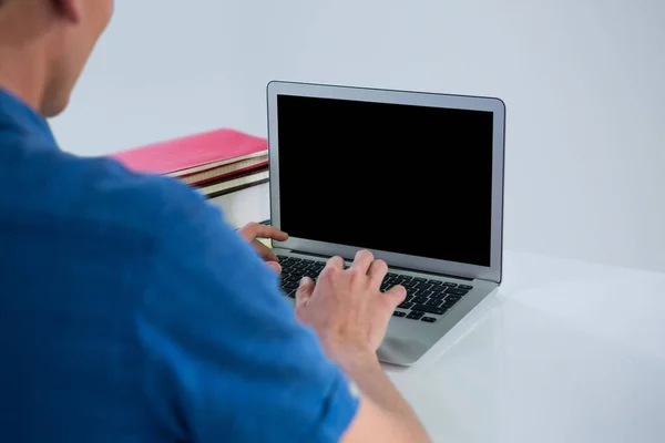 Ofiste dizüstü bilgisayar kullanan adam — Stok fotoğraf