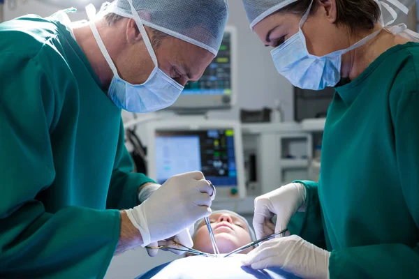 Paciente operado por cirujanos — Foto de Stock