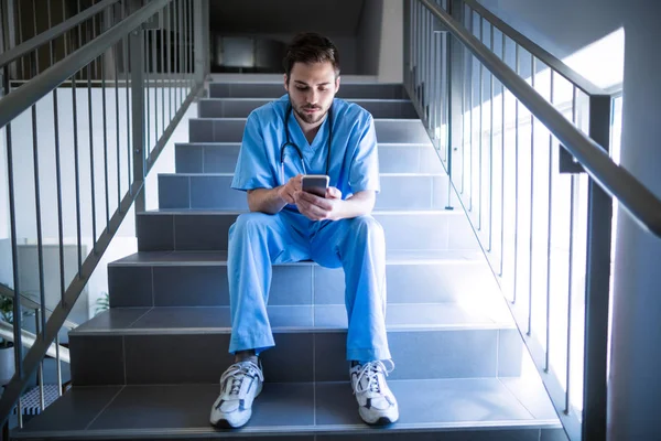 Enfermeira masculina usando telefone celular — Fotografia de Stock