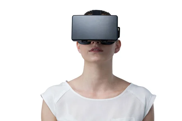 Donna utilizzando auricolare realtà virtuale — Foto Stock
