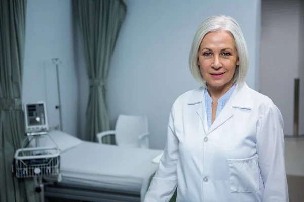 Female doctor standing in ward — Stock Photo, Image