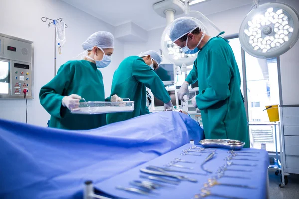 Cirurgiões realizando operação — Fotografia de Stock