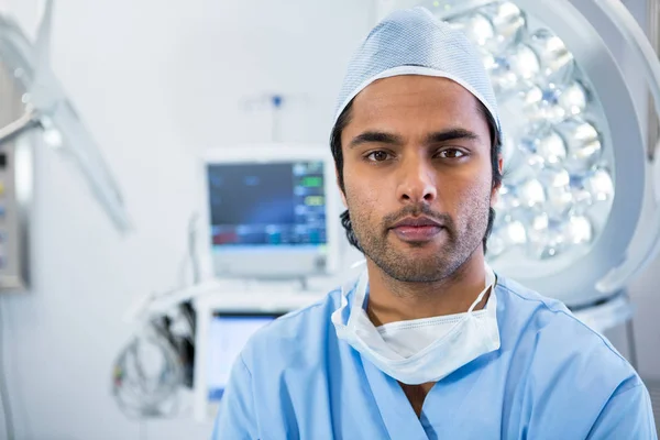 Manliga kirurg stående i drift theater — Stockfoto