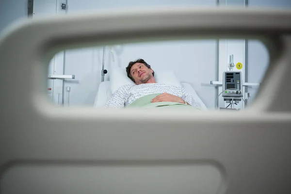Promyšlené pacient ležící na posteli — Stock fotografie