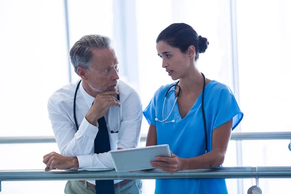 Lékař a kolega diskutovat přes tablet — Stock fotografie