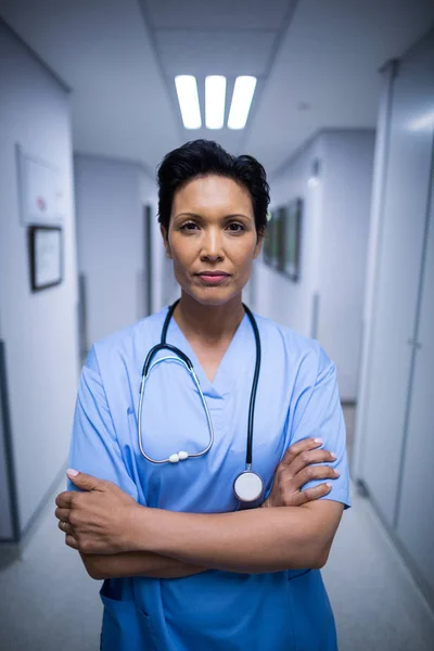 Портрет медсестры, стоящей в коридоре — стоковое фото