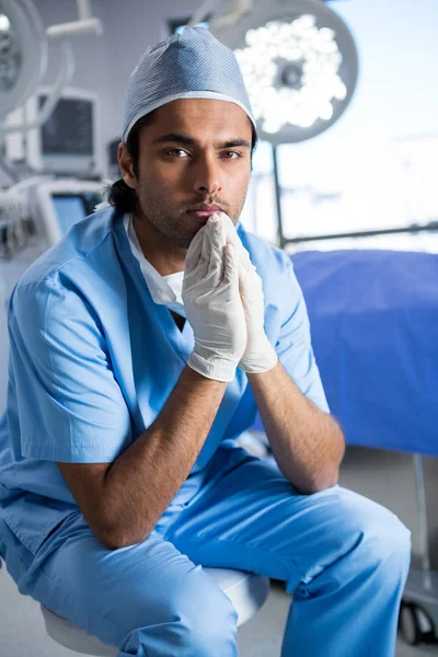 Chirurgo maschio seduto in sala operatoria — Foto Stock